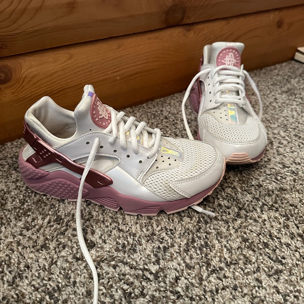 Girls Nike Huraches size 6.5 (women’s size 8)